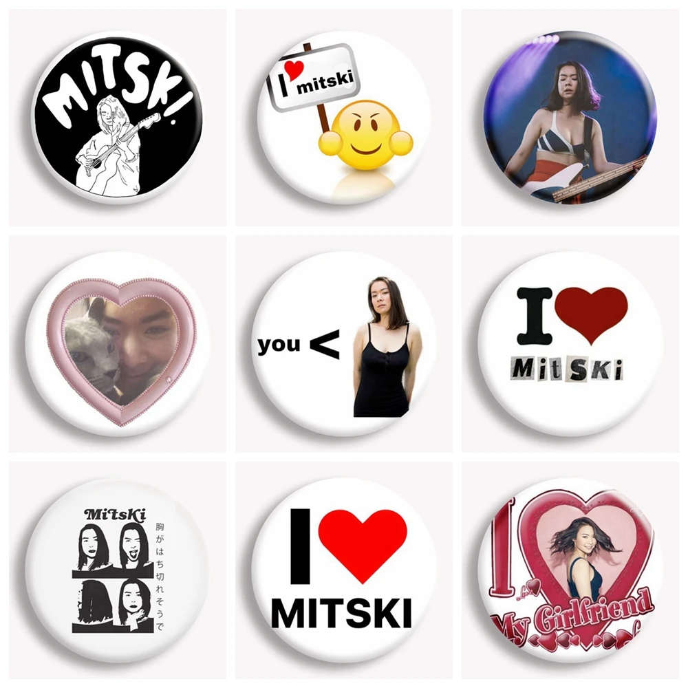 Pop słynny piosenkarz Mitski I LOVE MITSKI broszka do klapy plecaki metalowe broszki śmieszne fanki prezent dla firendów 58mm