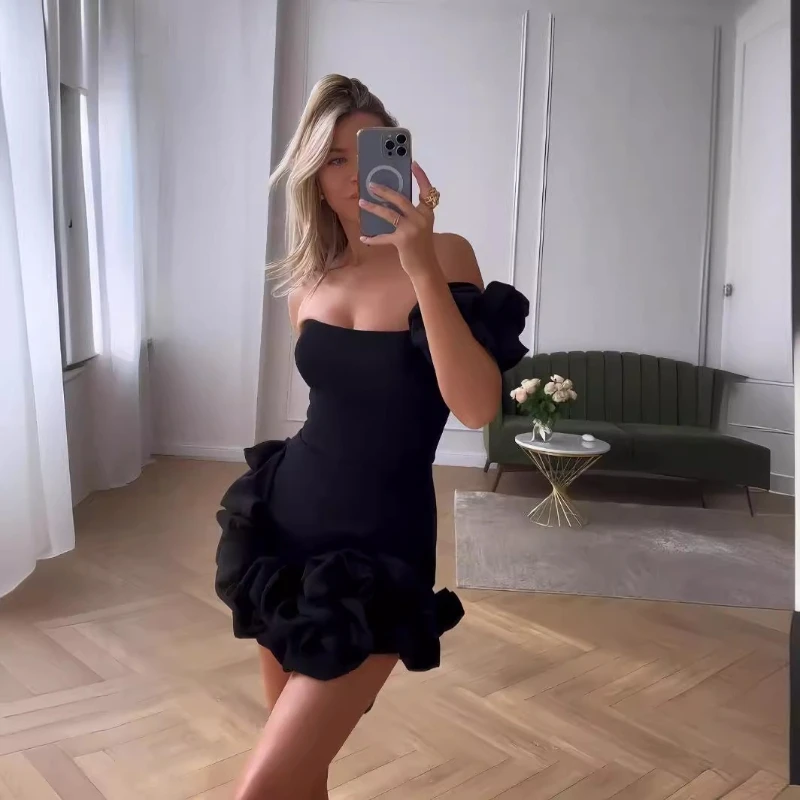 Abito alla moda ed elegante con top a tubo monospalla slim con bocciolo arricciato e abito corto da donna sui fianchi