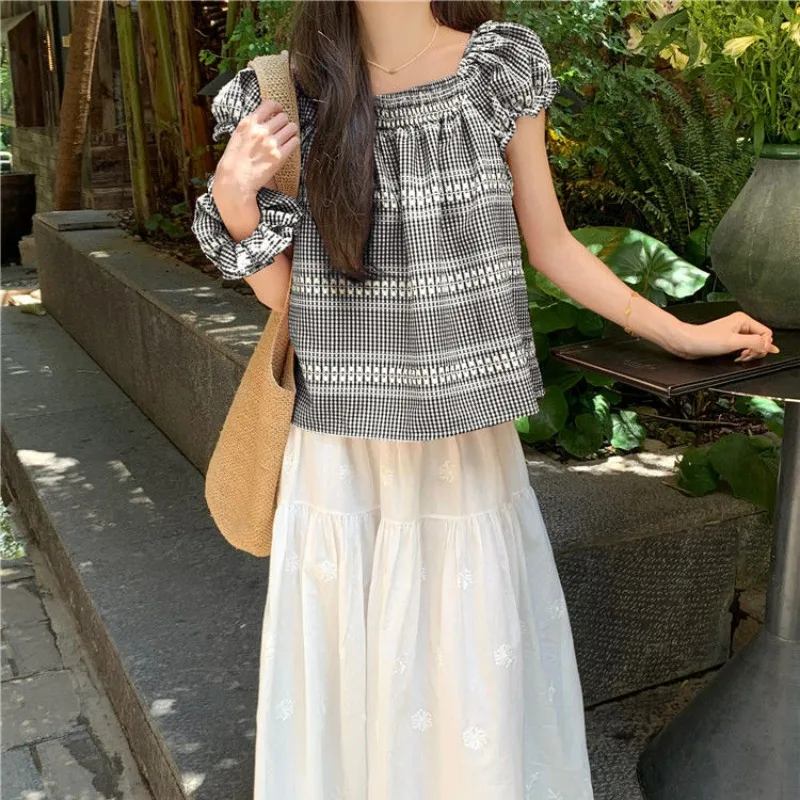 الوردي منقوشة قصيرة الأكمام المرأة 2025 صيف جديد الفرنسية الدوبامين نمط ارتداء دمية طوق فقاعة كم تي شيرت