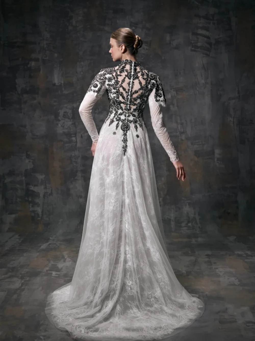 

Vintage Gothic White Lace Evening Dress Heavy Black Beaded Embroidery High Neck Long Sleeved A Line Customzied Arabic Prom Gown