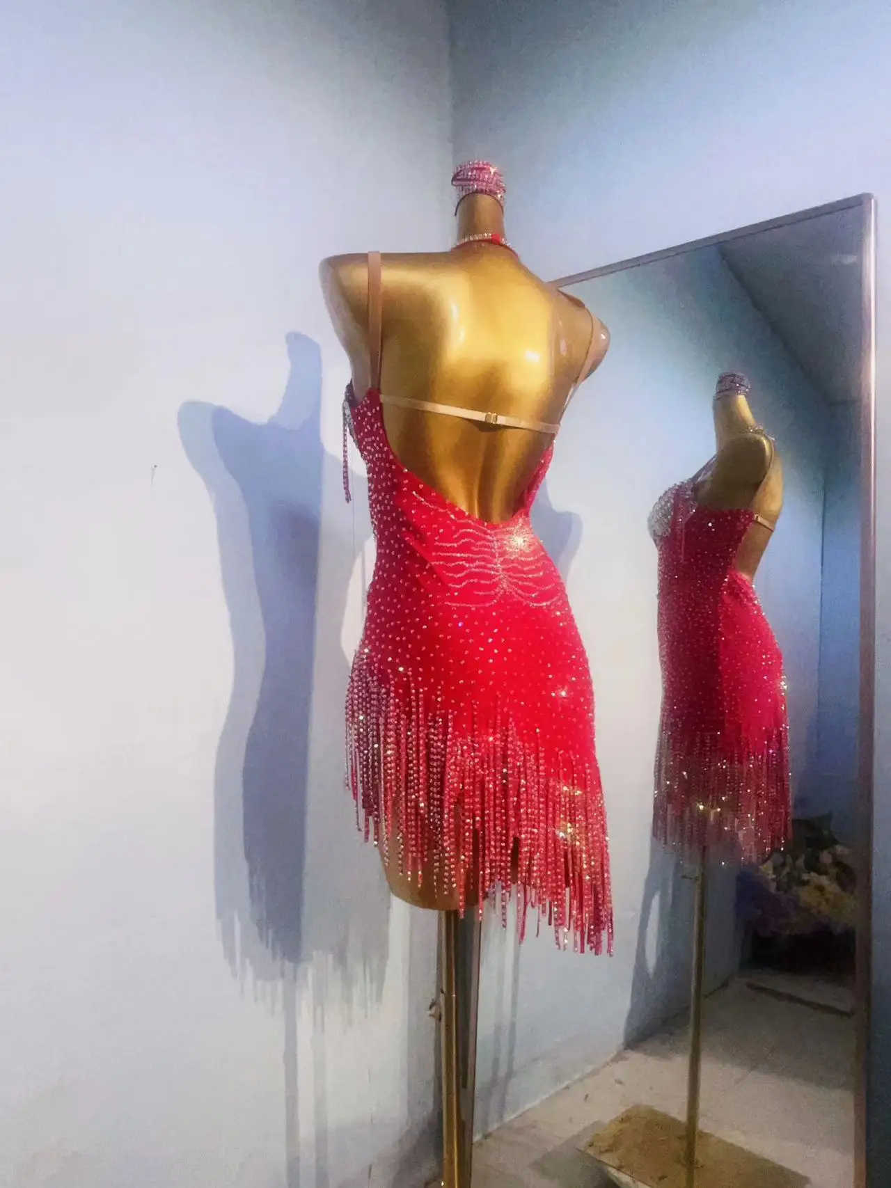 Abito da ballo latino da donna di fascia alta personalizzato grande gonna diagonale rossa con bretelle Samba Art strass spettacolo costume