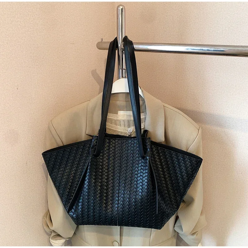 Strohgewebte Tragetasche im Wing-Stil, Designer-Umhängetasche für den Arbeitsweg, koreanische Sommer-Nischen-Handtasche mit großem Fassungsvermögen für Damen – Detail 12