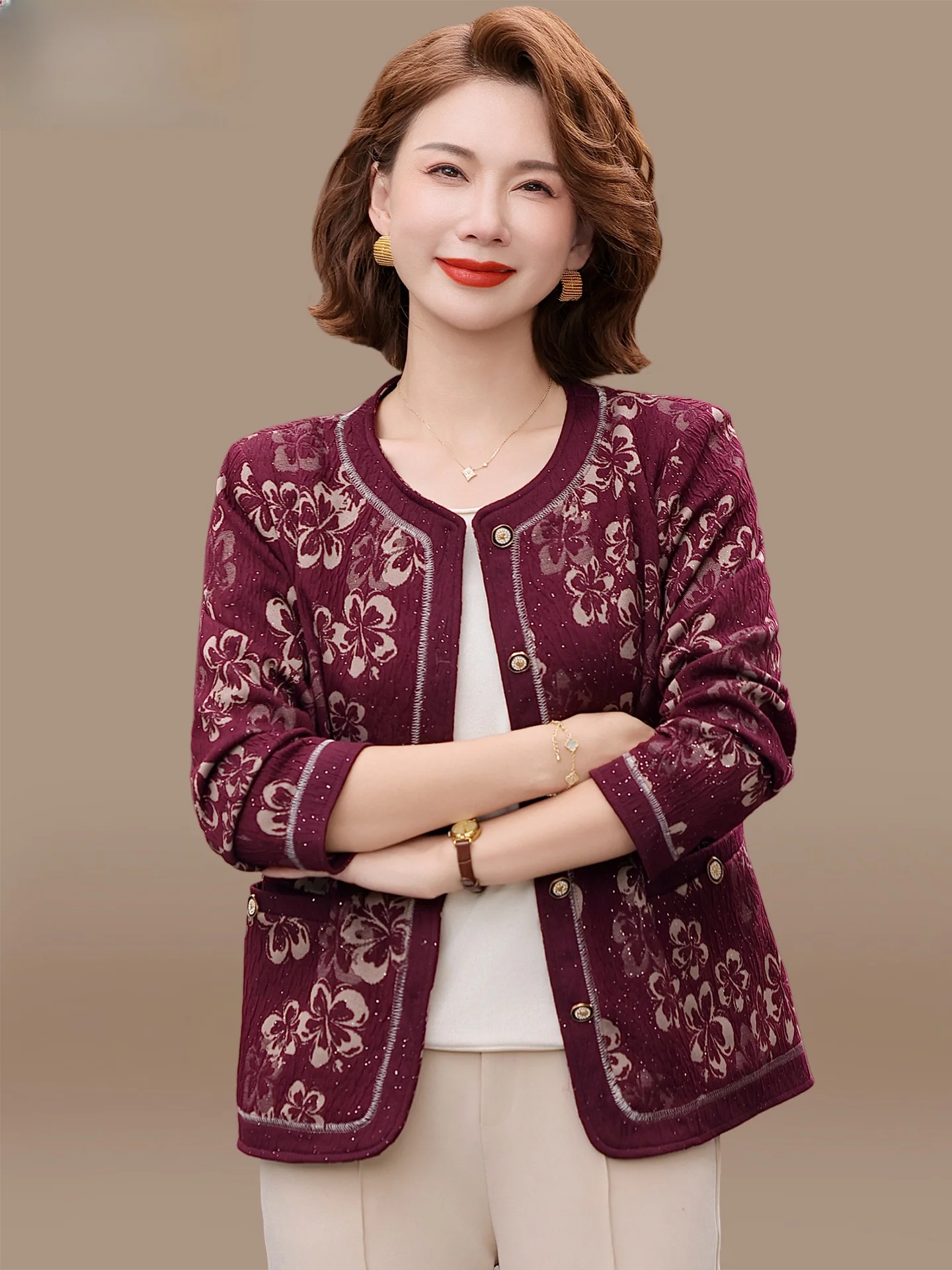 

Женское осеннее пальто свободного кроя для среднего возраста с цветочным узором и застежкой на пуговицах