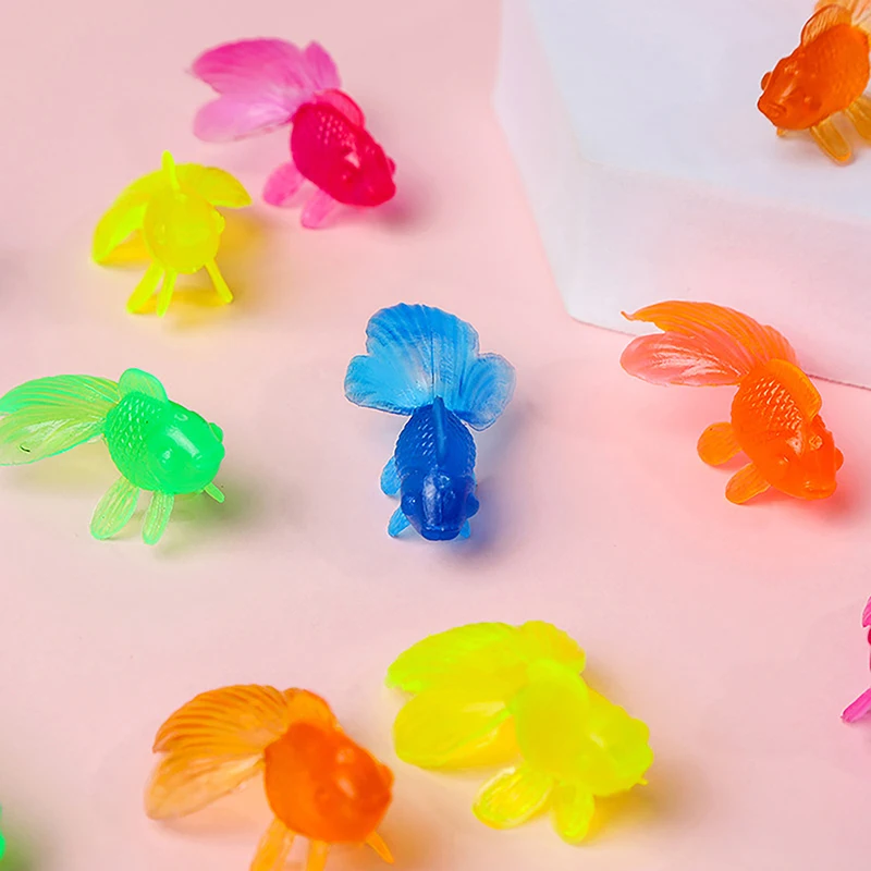 10 Stück Kinder Wasserspiel Strand Geschenke Simulation Goldfisch Modell bunte weiche Gummi kleine Fisch Baby Bad Spielzeug