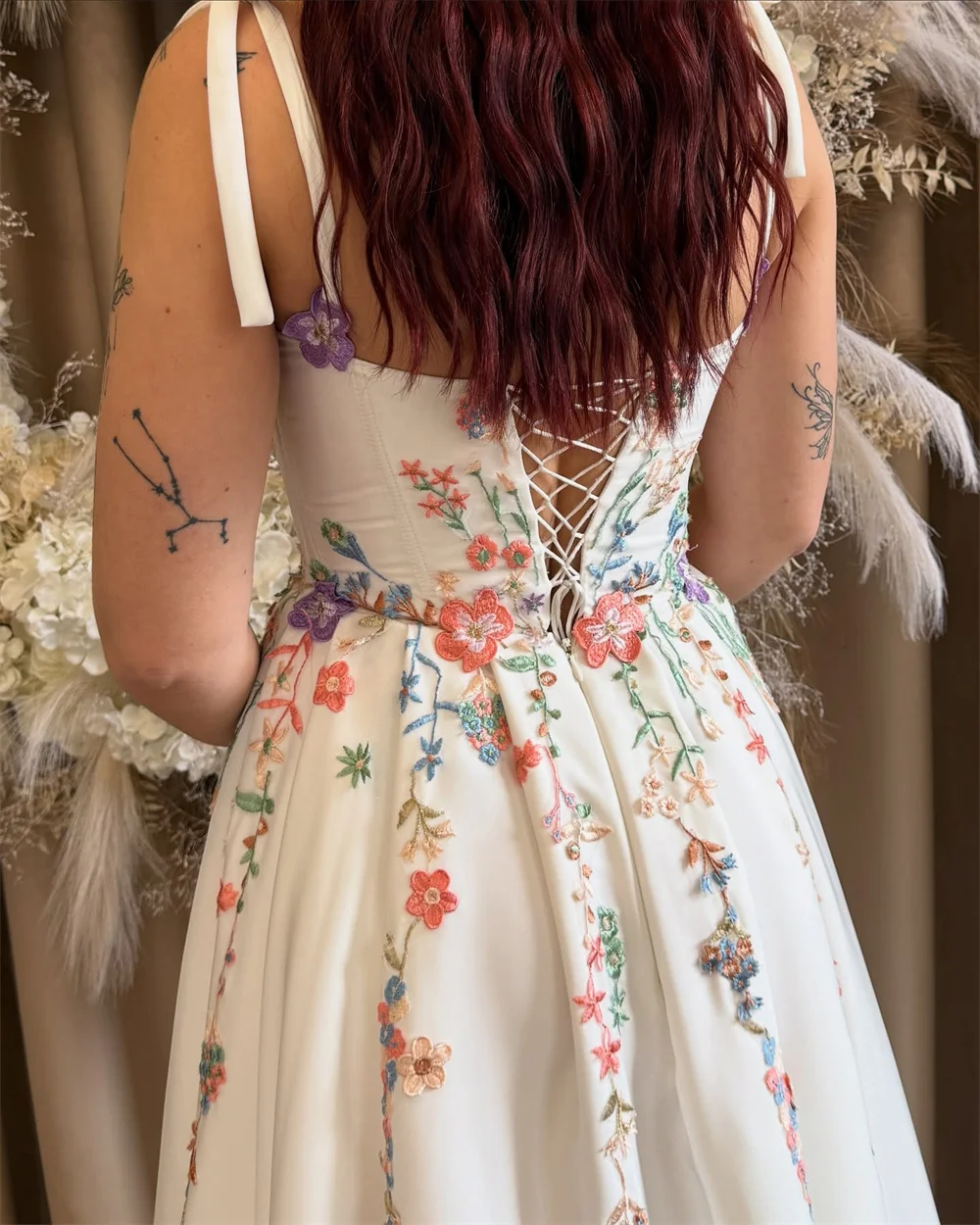 Kyoto Personalizzato Beige Fiori Colorati Ricamo Spaghetti Strap Abito da Sposa Sweep Train abiti da sposa Lace-Up Formale