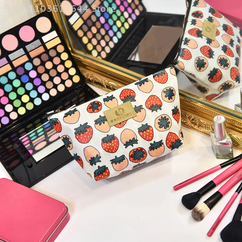

Cute Travel Makeup Pouch Cartoon Vintage Printed Toiletry Bag Fashion Cosmetic Bag For Women Portable Simple Storage Bag