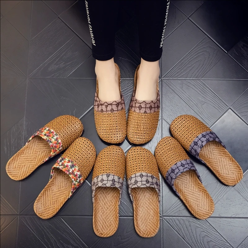A pair of linen slippers, woven summer breathable rattan mat-style flat-bottomed men's indoor cool shoes for spring.