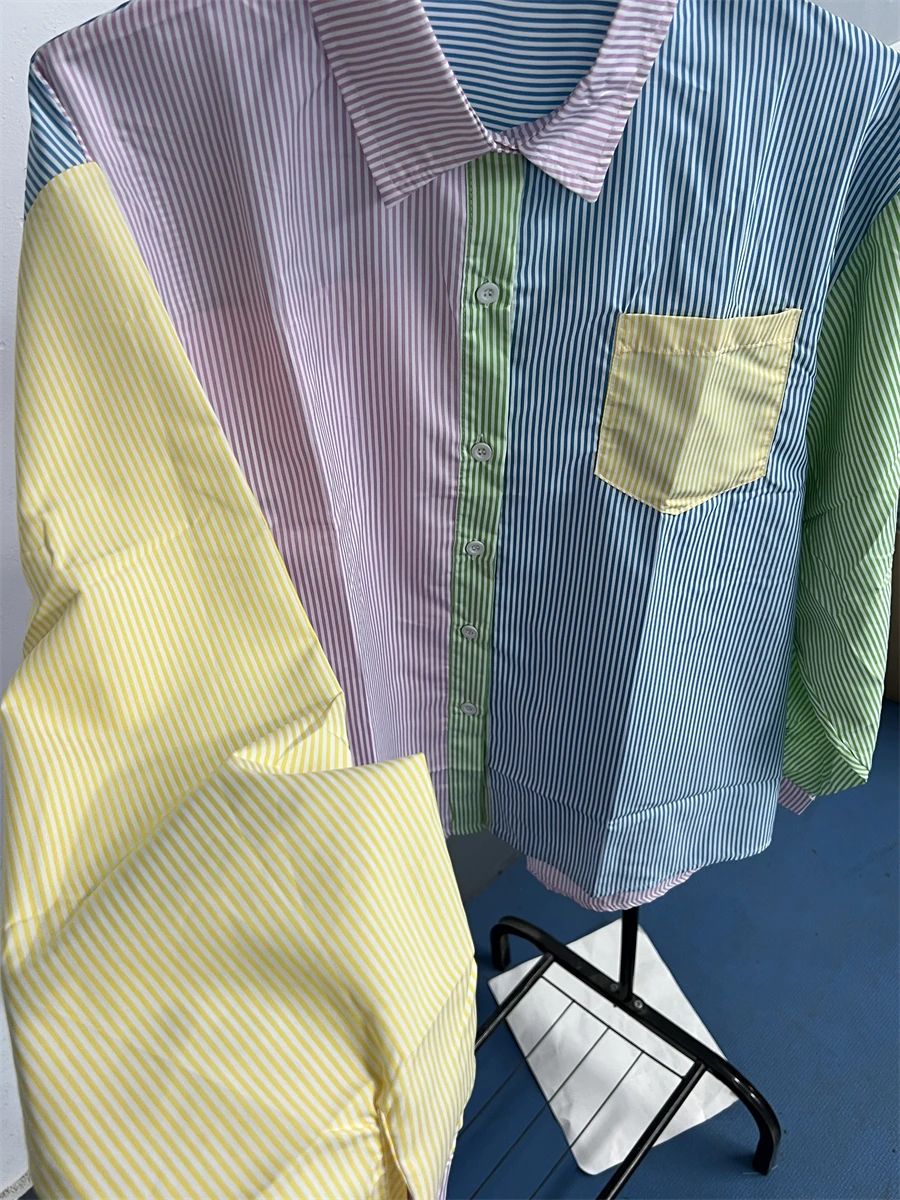 Camisa feminina casual cor doce com detalhes listrados e retalhos de mangas compridas tecido leve e um visual diário chique