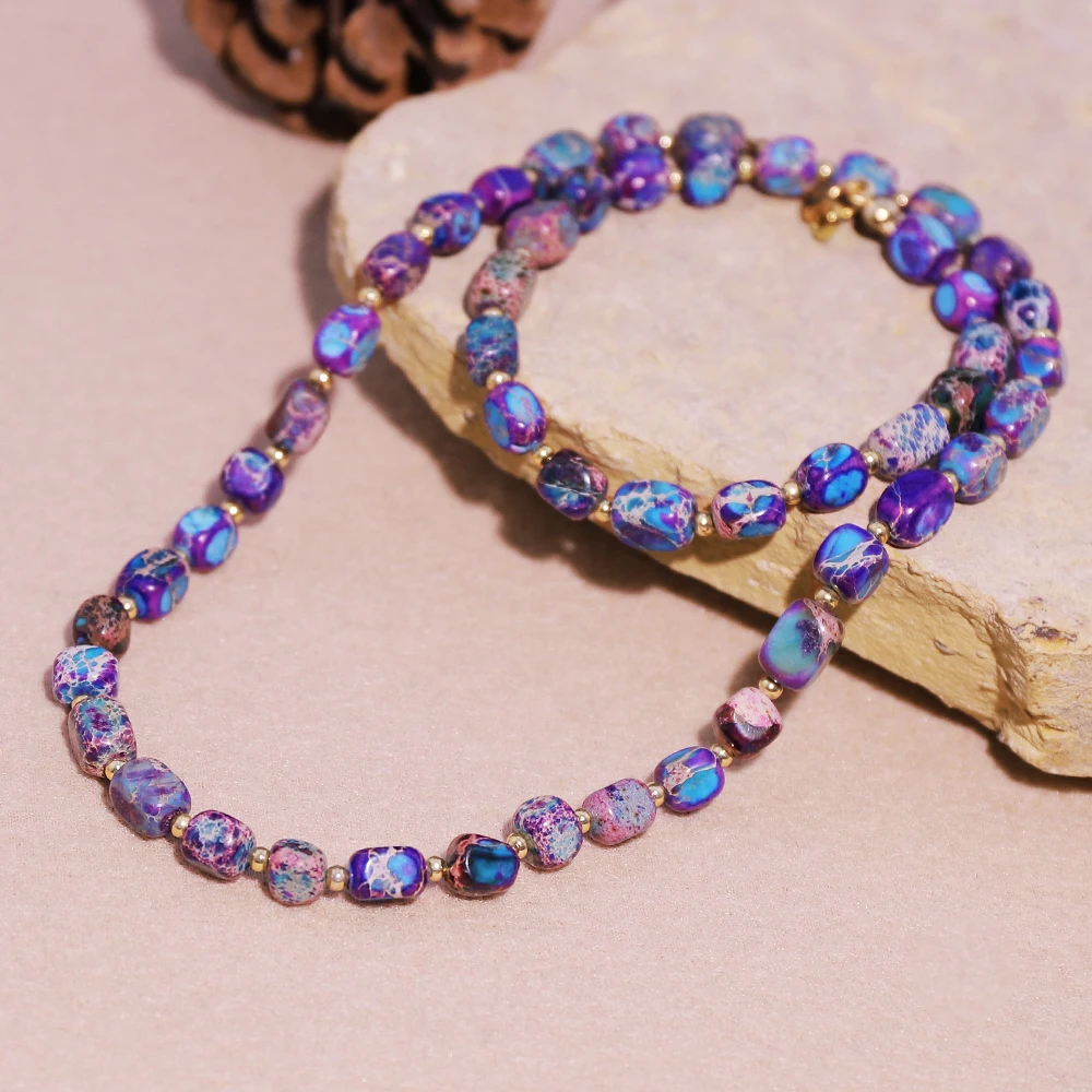 1 pièces Le collier de perles de pierre impériale violet-bleu de forme libre en pierre naturelle le plus vendu convient à un usage quotidien et au cadeau.