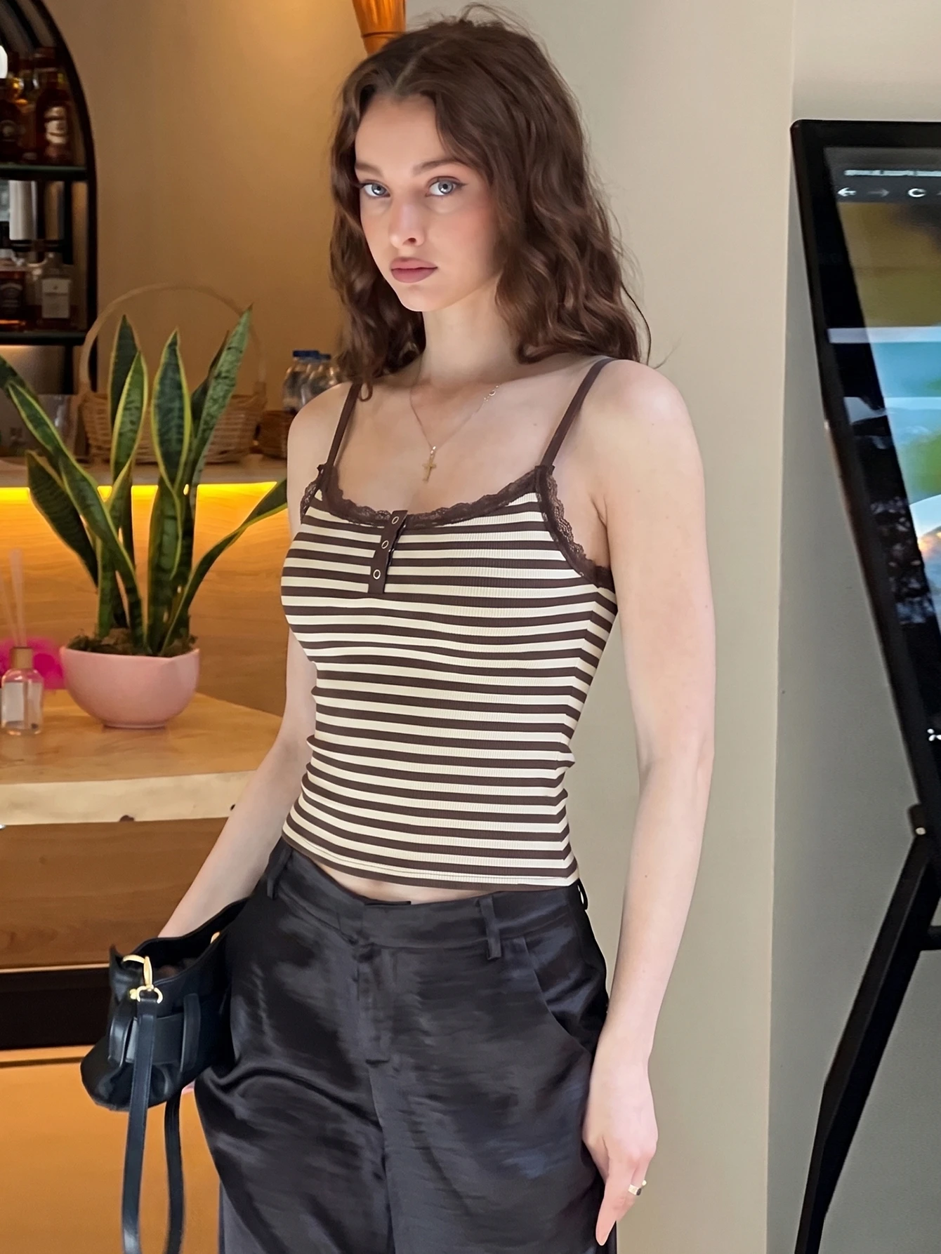 Hugcitar Modische gestreifte Patchwork-Top mit Spitze und Knöpfen, sexy Crop-Camis-Top, Sommer-Damenbekleidung, Streetwear, Party, Club