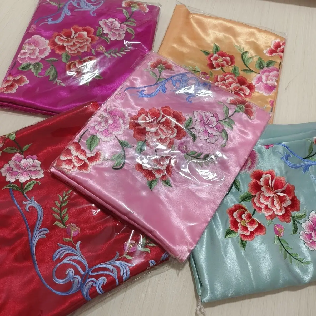 

Glossy summer satin silk cover with zipper floral embroidery bedspread home bedding