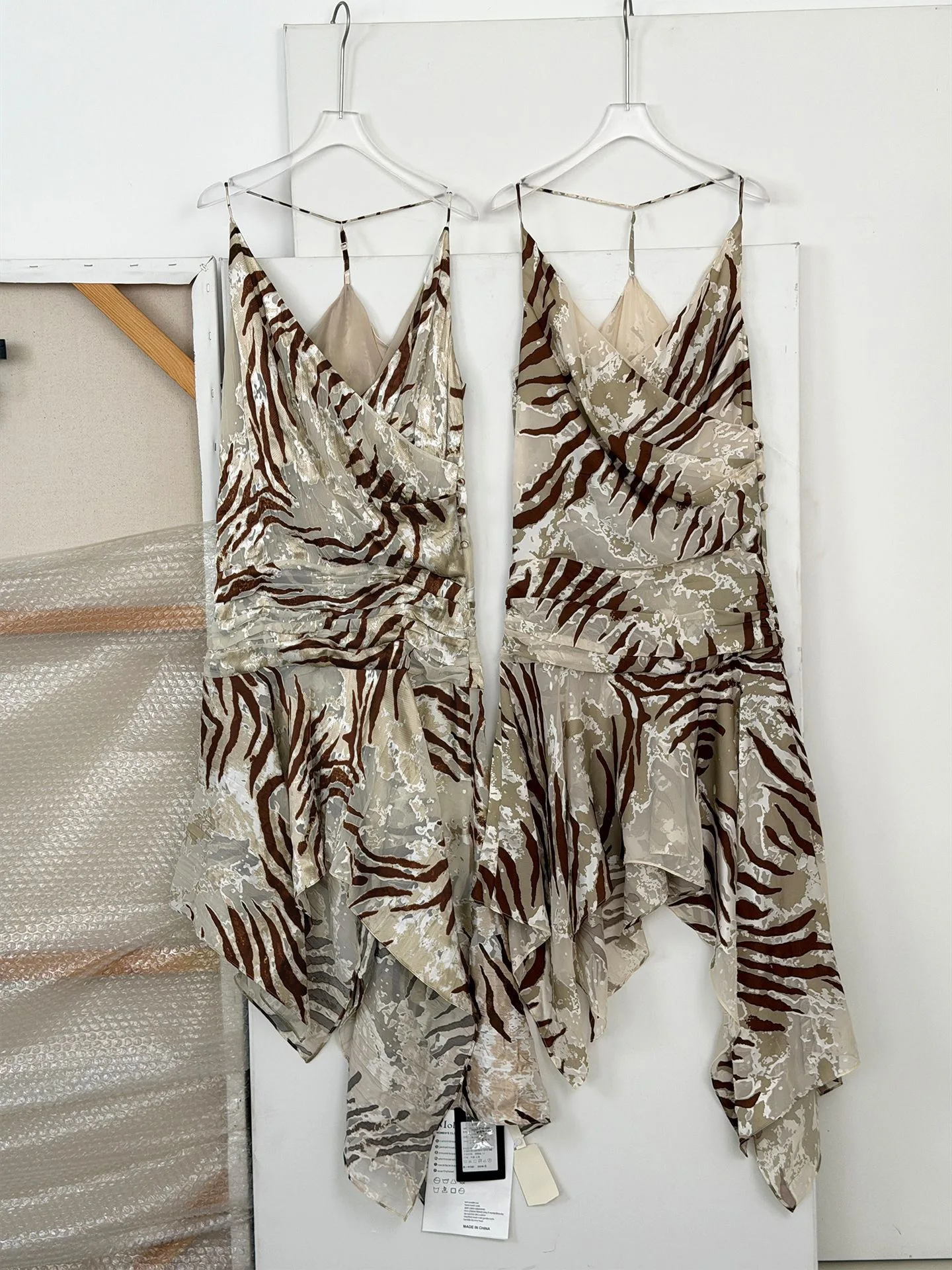South Oil Molin Burned Flower Zebra Pattern Fabric Dress with Thin Strap Tailoring Irregular Hemline Women's Summer Midi Dress