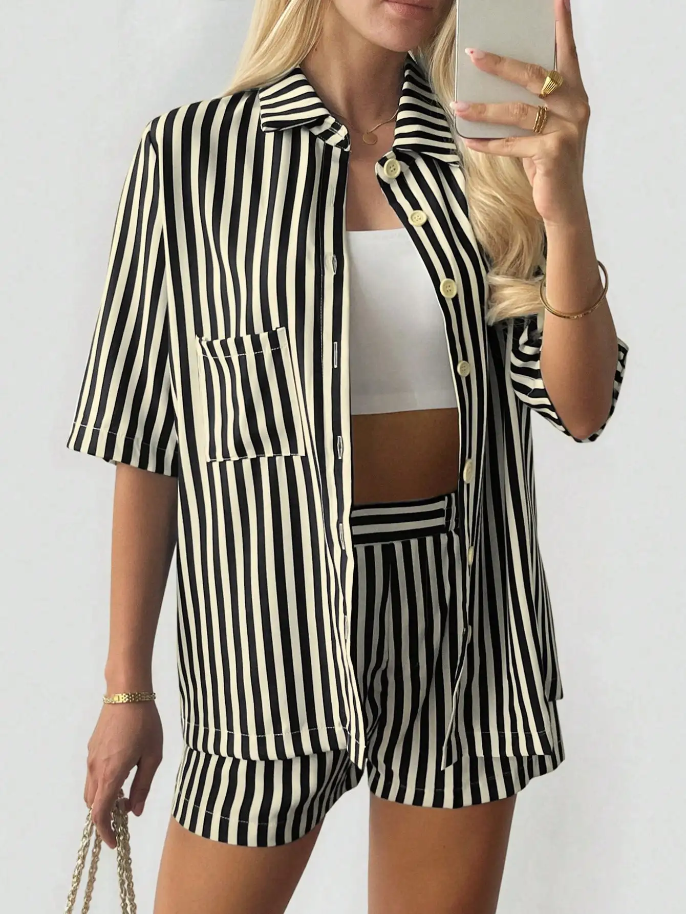 

Черно-кремовый комплект из двух предметов с вертикальными полосками: рубашка на пуговицах и шорты