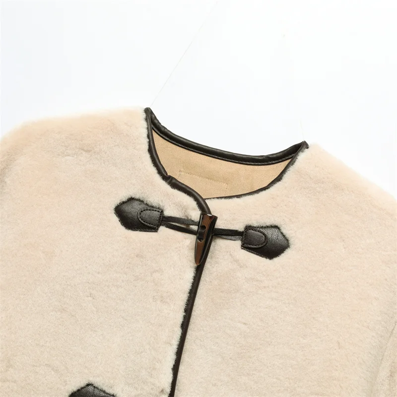 ملابس نسائية جديدة لعام 2025 معطف جديد لخريف وشتاء 2025 على الطراز الأوروبي والأمريكي مع ربط من الفرو الصناعي