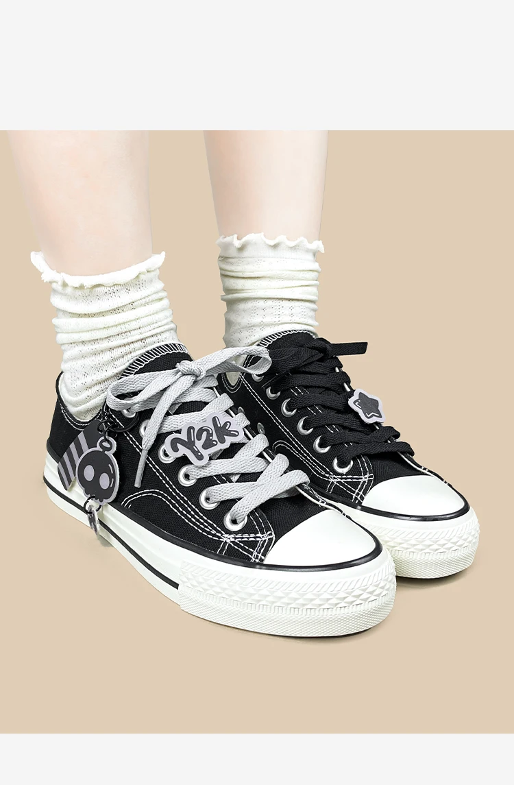 Amy and Michael Fashion Gothic Charms Damen-Canvas-Schuhe, Originaldesign, schwarze Low-Top-Flache Freizeitsneaker für Mädchen und Studentinnen – Detail 6