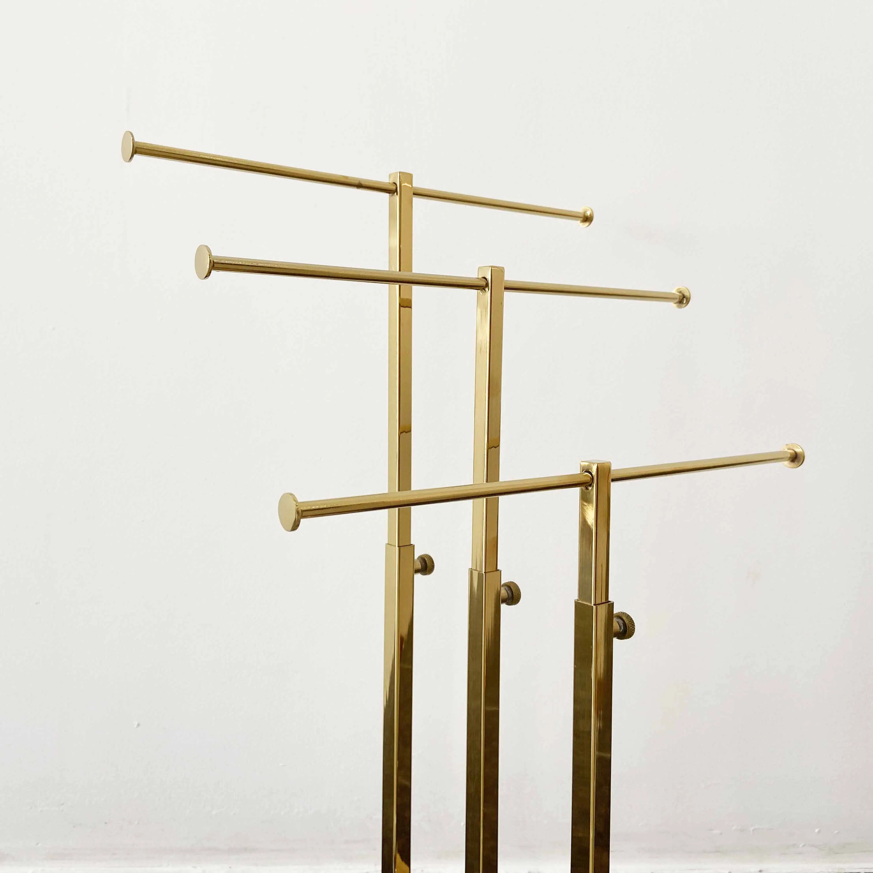 Bag Store Großhandel mit höhenverstellbarer T-Bar, individuelle Farbe, galvanisiertes Edelstahl-Präsentationsregal, dreilagiger Handtaschenständer