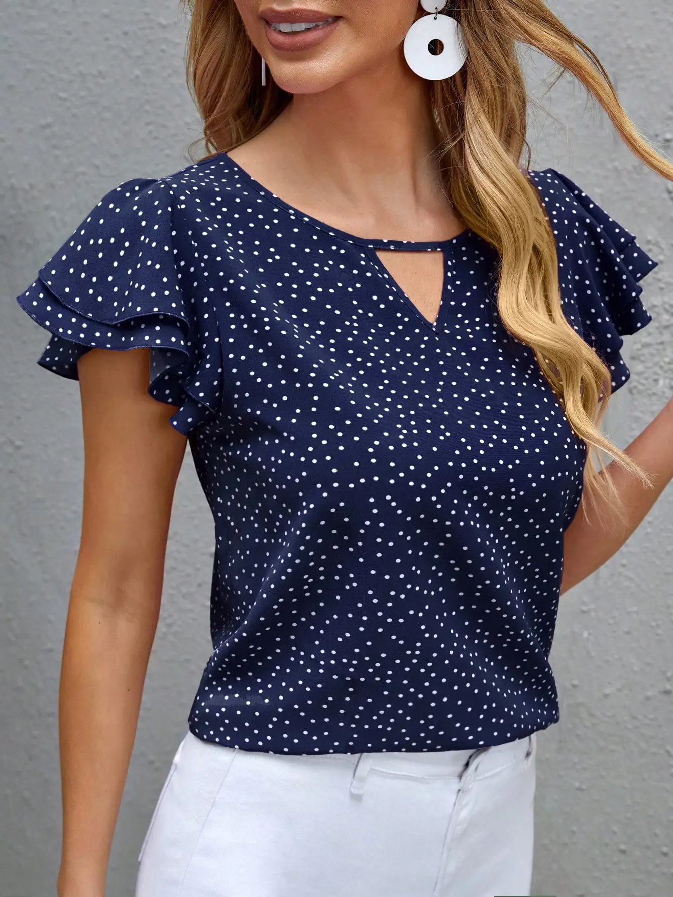 

Женская блузка темно-синего цвета в горошек с рюшами на рукавах и вырезом «ключница», повседневный летний топ