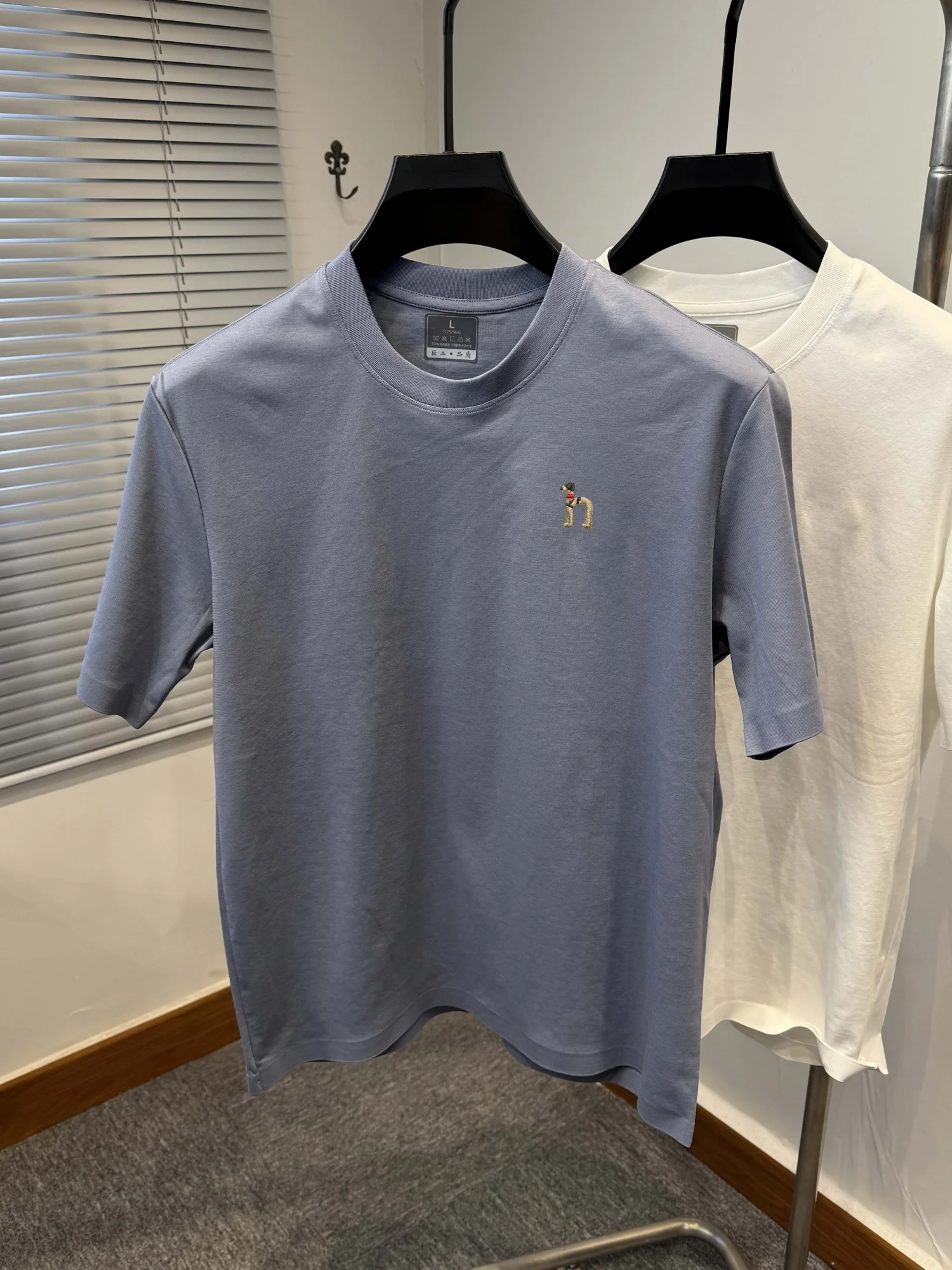 Premium Herren Baumwoll-T-Shir – Embroidery Premium Bewertung und Preis
