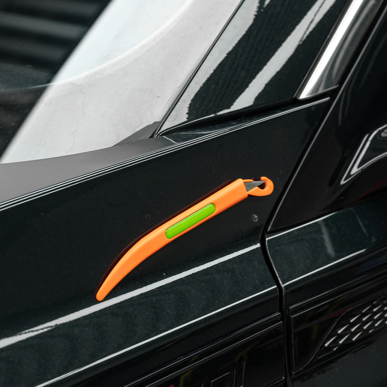 Magnetischer Schutzschneider mit Sicherheitsschutz, automatisches Vinylfolien-Schneidemesser, tragbar für die Bearbeitung von Autofensterfolien und Tapeten. – Detail 3
