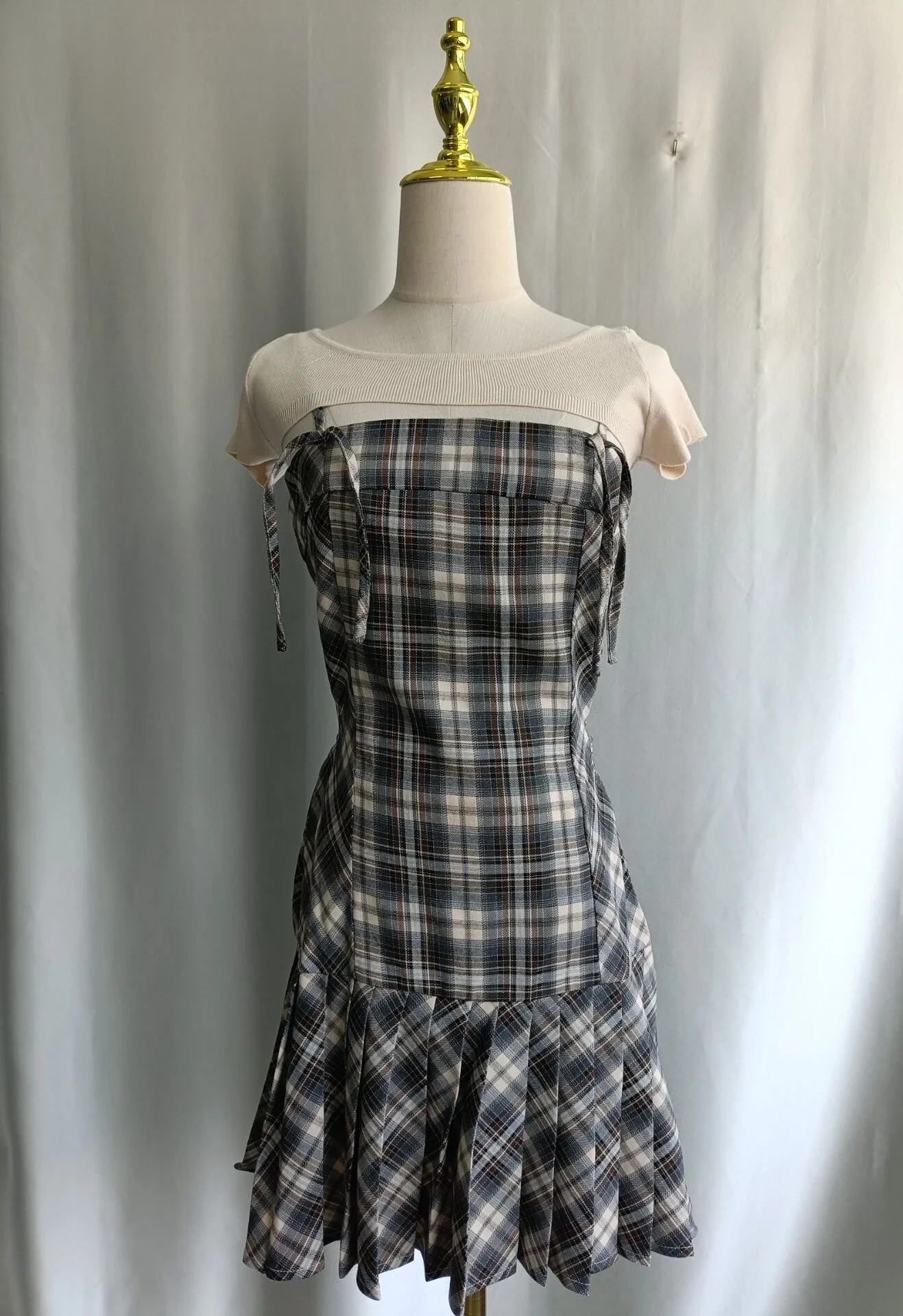 

Выдалбливают однотонный короткий халат, японский студенческий свежий консервативный стиль, нежное модное новое милое клетчатое платье на бретельках с талией