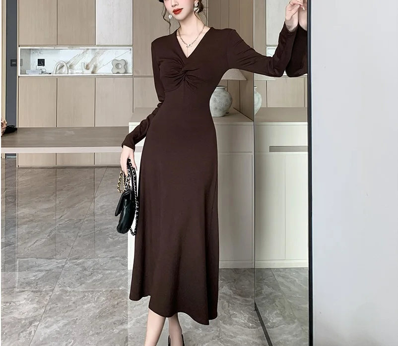 

Black V-neck long sleeved thickened dress for women's autumn and winter, new high-end feel, paired with a long skirt