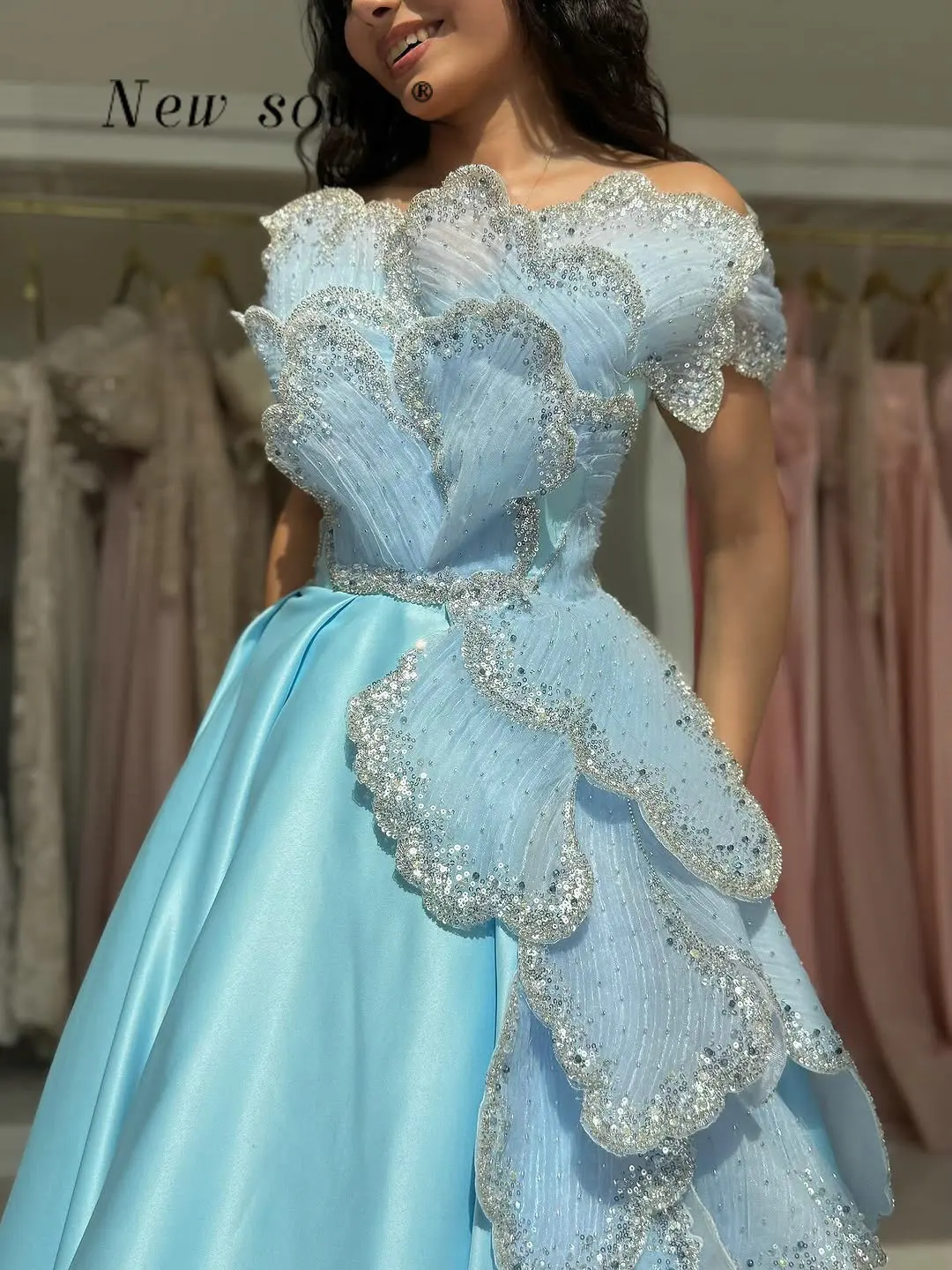 Robe de soirée en Satin bleu ciel, ligne A, épaules dénudées, personnalisée, paillettes scintillantes, perles superposées, à volants, robes de soirée de mariage