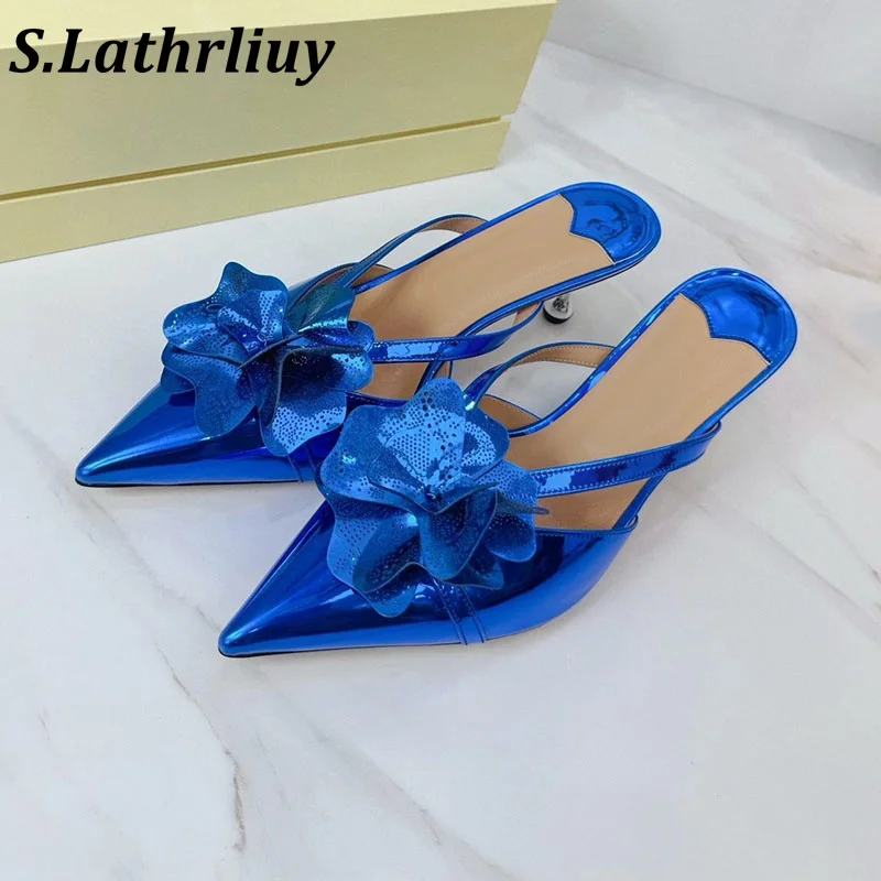 Damen-Hausschuhe mit 3D-Blumendekoration, spitzer Zehenpartie und Kitten-Heel, einfarbig, aus Leder, geschlossene Zehenpartie, modische Sandalen, Bankett-Tanzschuhe