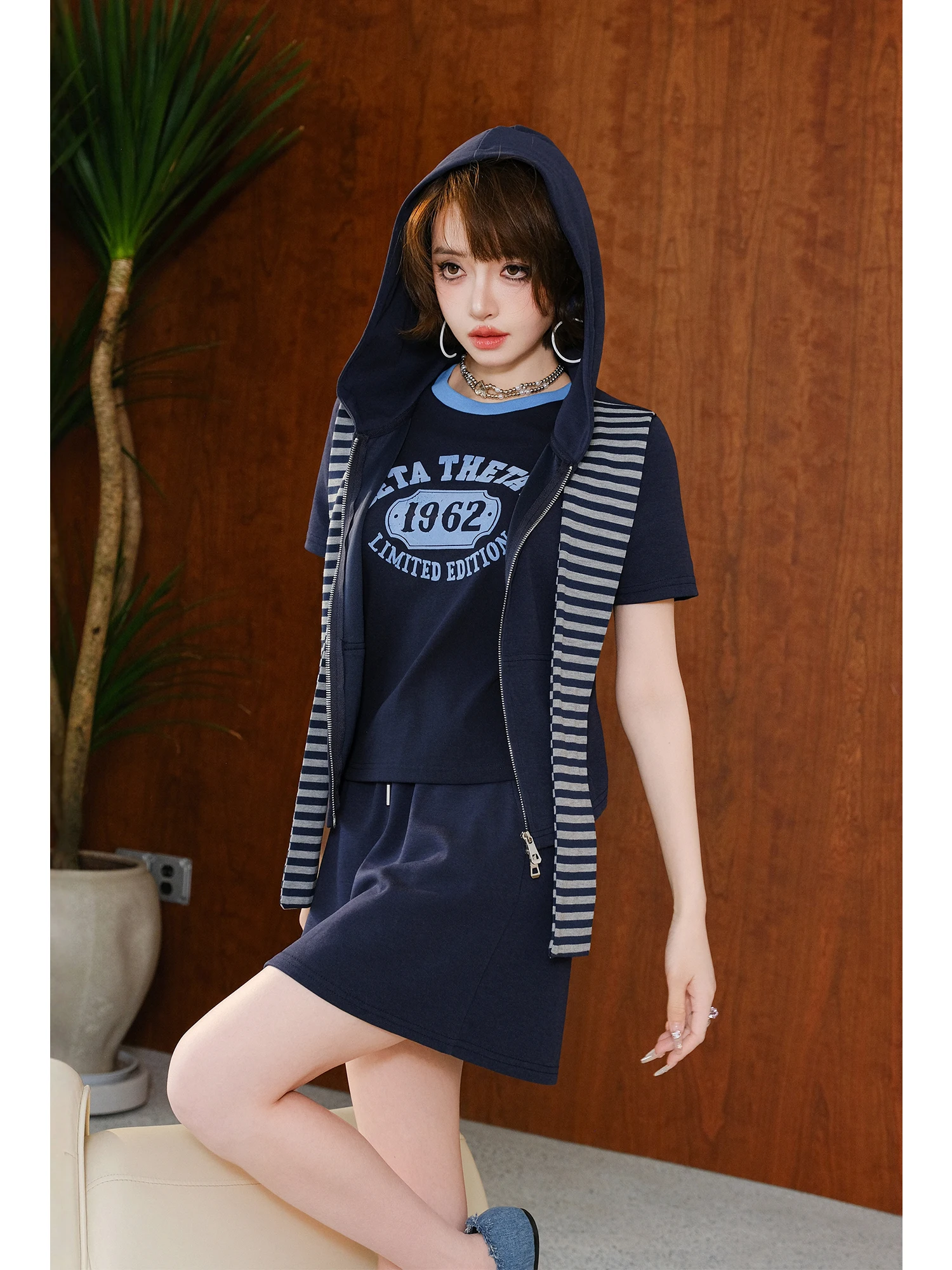 

Повседневный спортивный комплект MIUCO: худи с коротким рукавом и юбка А-силуэта, комплект из двух предметов, весенняя модная женская одежда