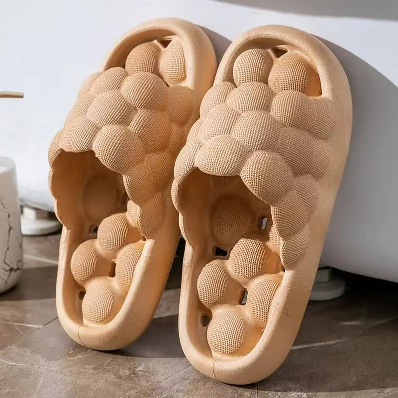 Novedad de verano para hombre, zapatillas de baño de secado rápido para amantes, punta abierta, suela suave, antideslizantes, zapatillas ligeras para masaje de pies para el hogar