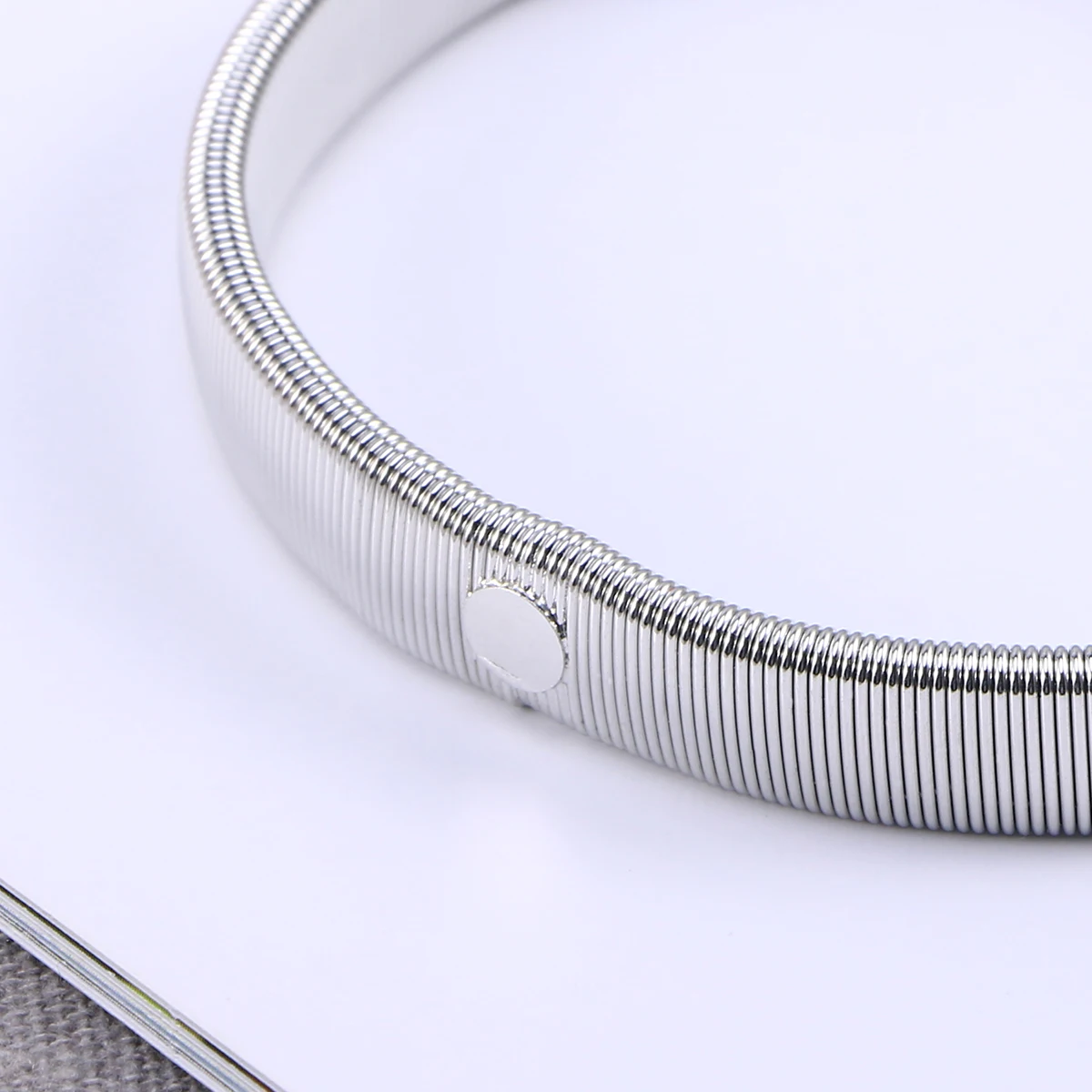 

Elastic Steel Shirt Garter White 27cm Circumference 1cm Width Hold Sleeves Neat Spring Bracelet Armband Men Sleeve Holder