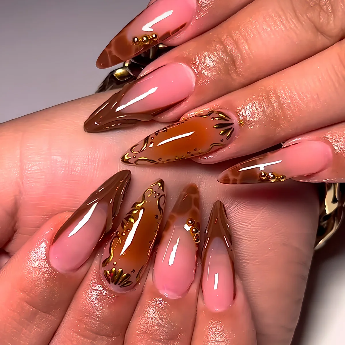 

24PCS Retro Brown French Pointed Fake Nails Caramel Color Smudge Design Metal Style Wearable Armor Press on Nails for Women Girl
