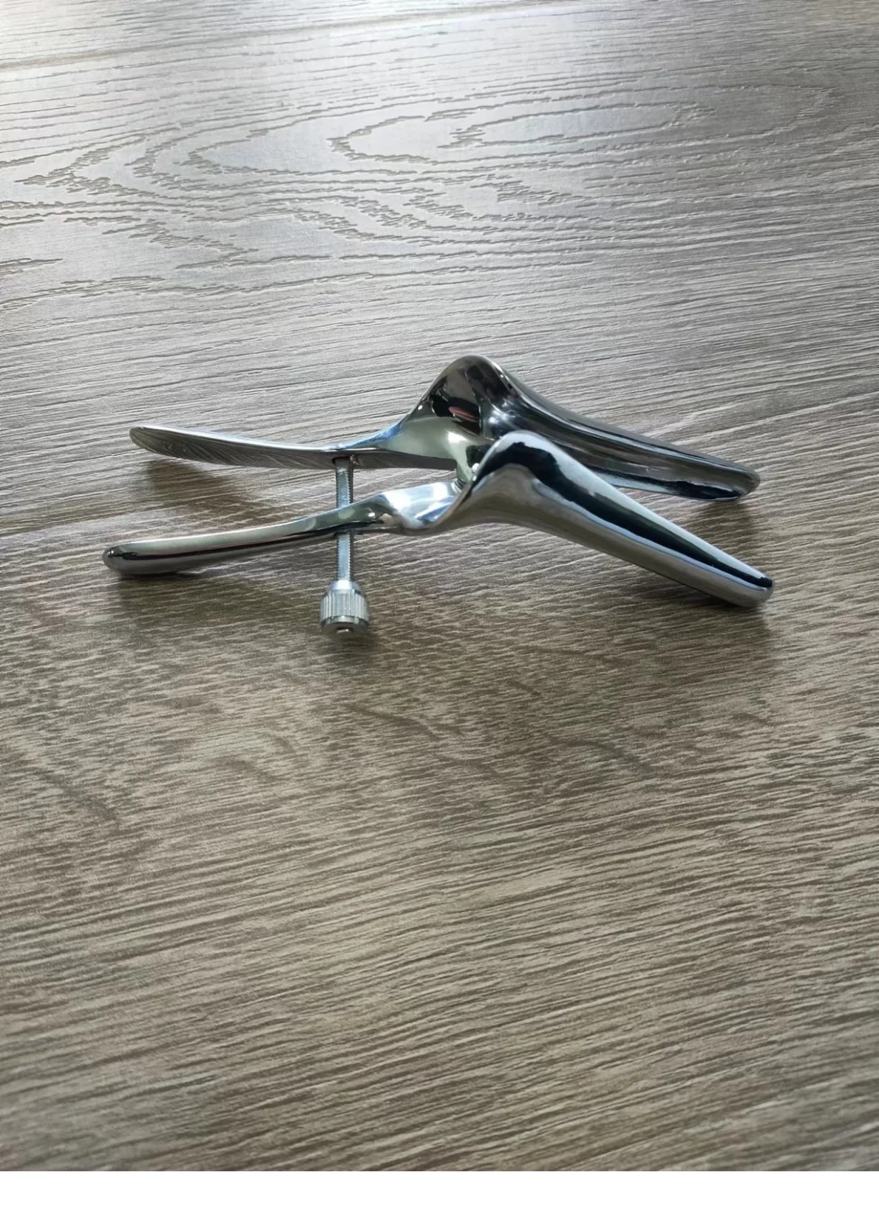 

Split-lobed anoscope Medium stainless steel anorectal retractor Speculum anorectal dilation mirror Length 8cm