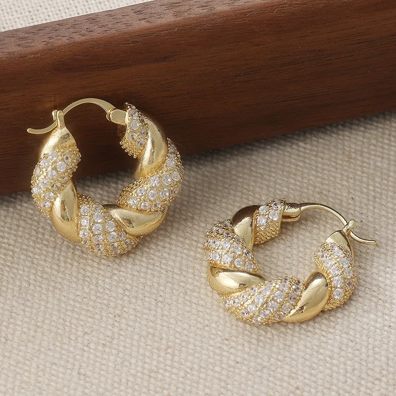 Exquisite Geometrische Goldfarbene Damen-Ohrringe Klassische Modische Eingelegte Kubische Zirkonia Creolen für Frauen – Detail 5