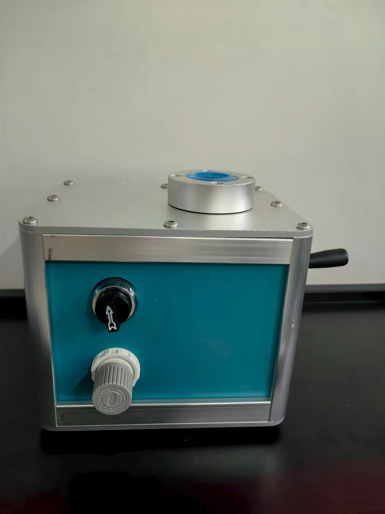 Newly designed lipstick pattern maker, lipstick shaping machine, compact and easy-to-operate lipstick machine