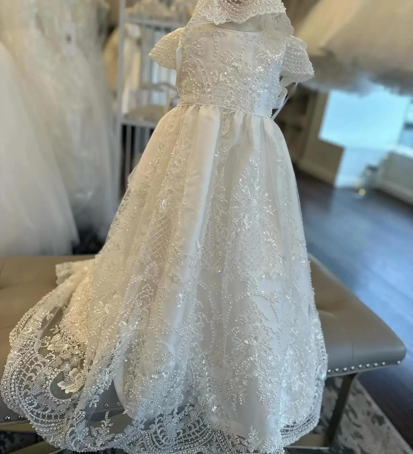 Abiti da ragazza di fiore in tulle bianco per applicazioni di pizzo da sposa Perline Abiti da festa di compleanno per bambina Abiti da prima comunione personalizzati