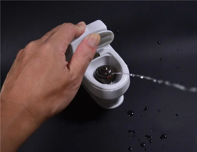 Novità Mini Toilet Squirt Joke Toy Funny Prank Water Spray per bambini e adulti Idea regalo Gag antistress divertente piccolo gingillo