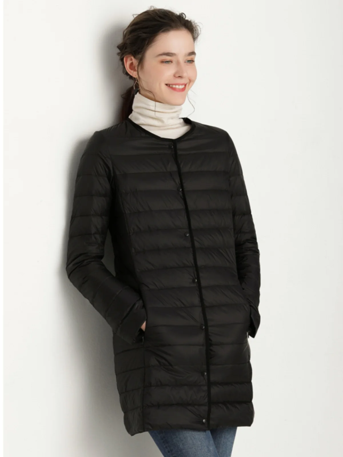 منتفخ أنيق متوسط الطبقة. هذا معطف خفيف الوزن ومتوسط الطول مع رقبة مغرفة مثالي للطبقات. مقاسات كبيرة. #2