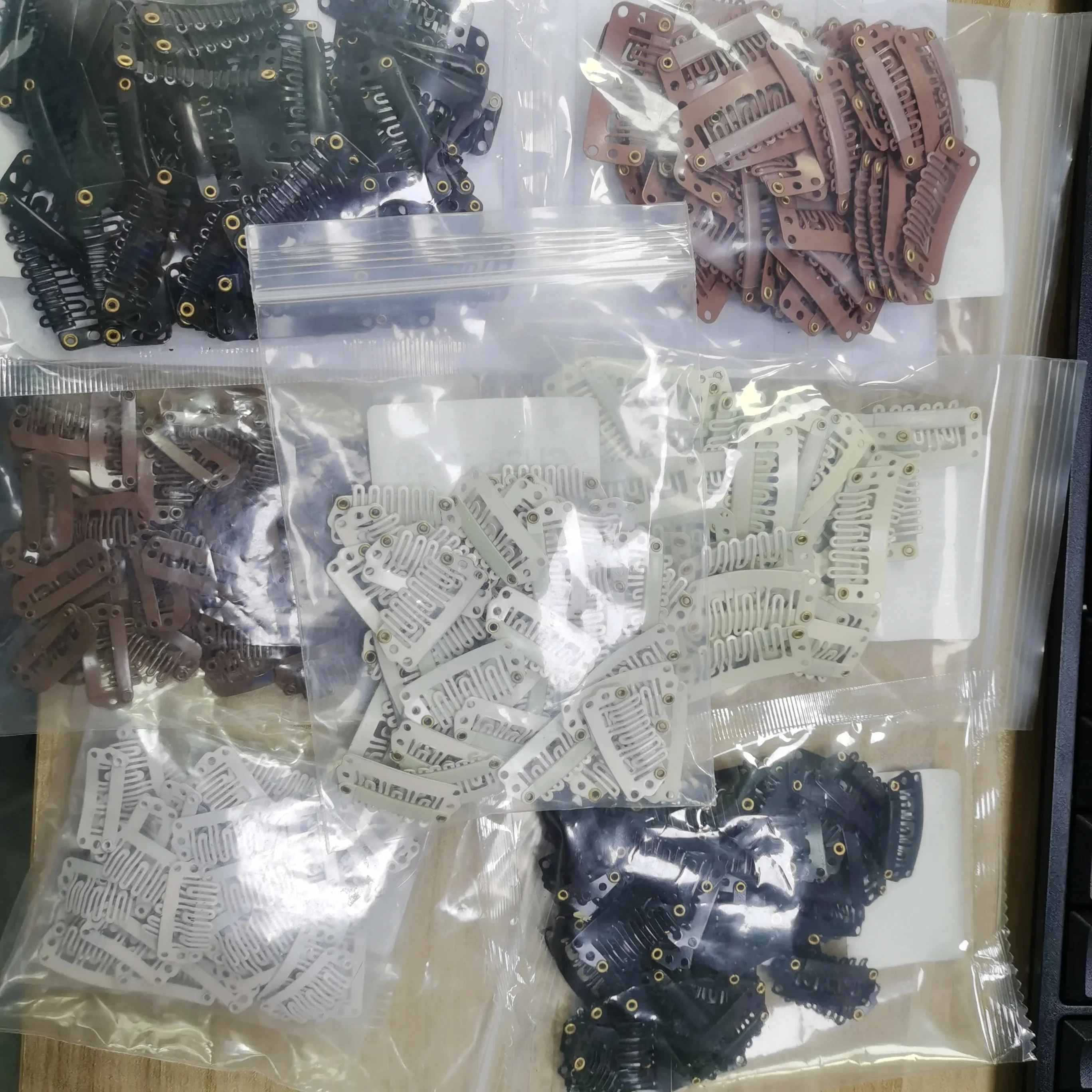 20 Pcs/50 Pcs/100 Pcs Hair Extension Clips 23/28/32mm Soft Rubber Metal Snap Wig Accessories for Women Men in 3 Colors