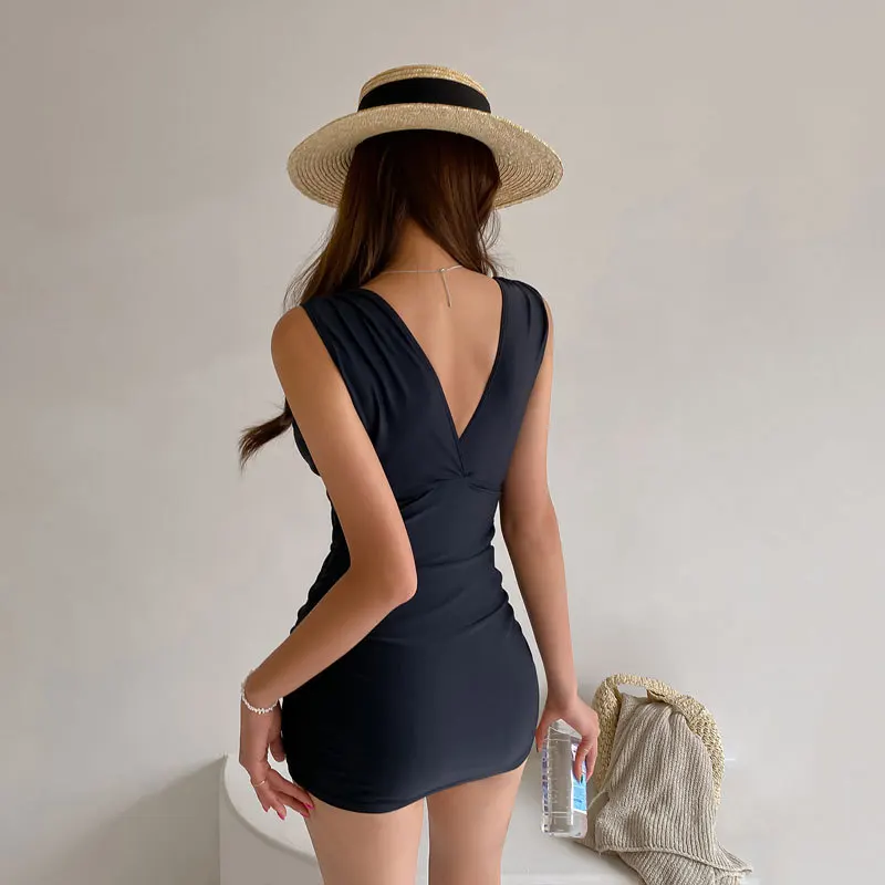 ชุดว่ายน้ำวันพีซผู้หญิงแบบใหม่ ดีไซน์เรียบง่าย ปกปิดหน้าท้อง คอวี เหมาะสำหรับใส่ไปเที่ยวทะเลหรือแช่น้ำพุร้อน สไตล์ลำลอง พร้อมฟองน้ำเสริมทรง