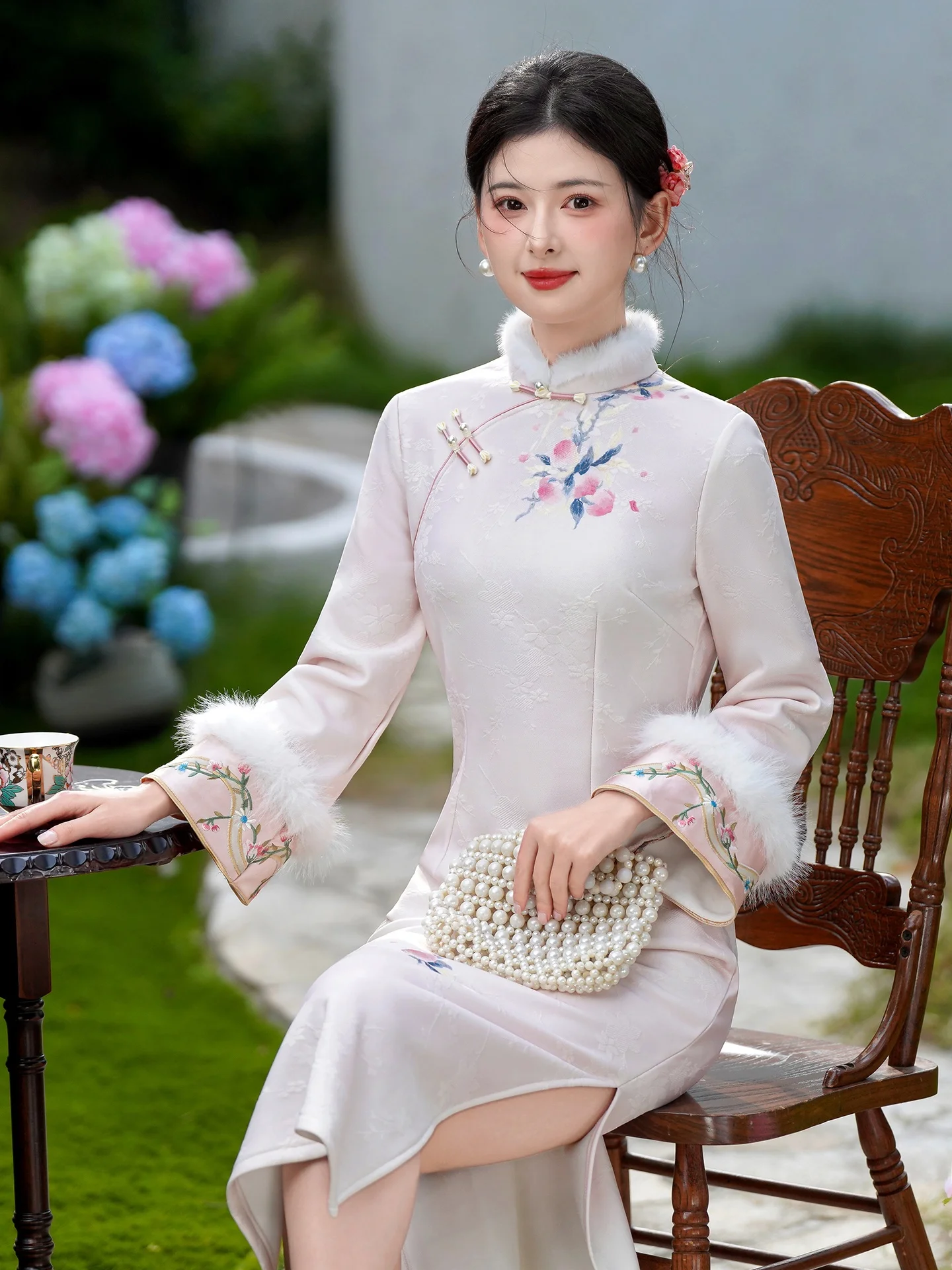 

Ретро-платье с длинными рукавами, вышивкой, меховым воротником, теплым эффектом, для повседневной носки, с высоким разрезом, с цветочным принтом, стройнящее фигуру