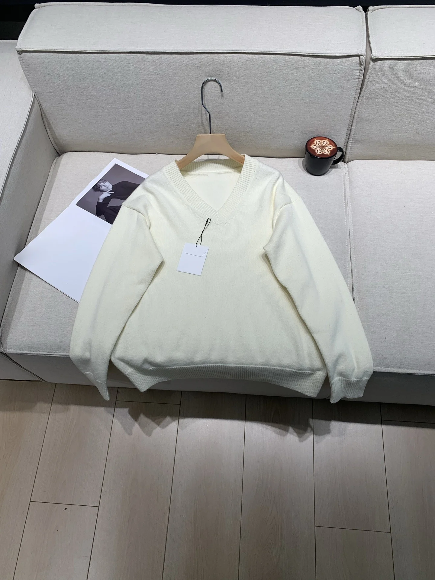 

Women'S Wool And Cashmere V-Neck Long-Sleeved Loose-Fitting Warm Thick Knit Sweater Top, New Winter Style.