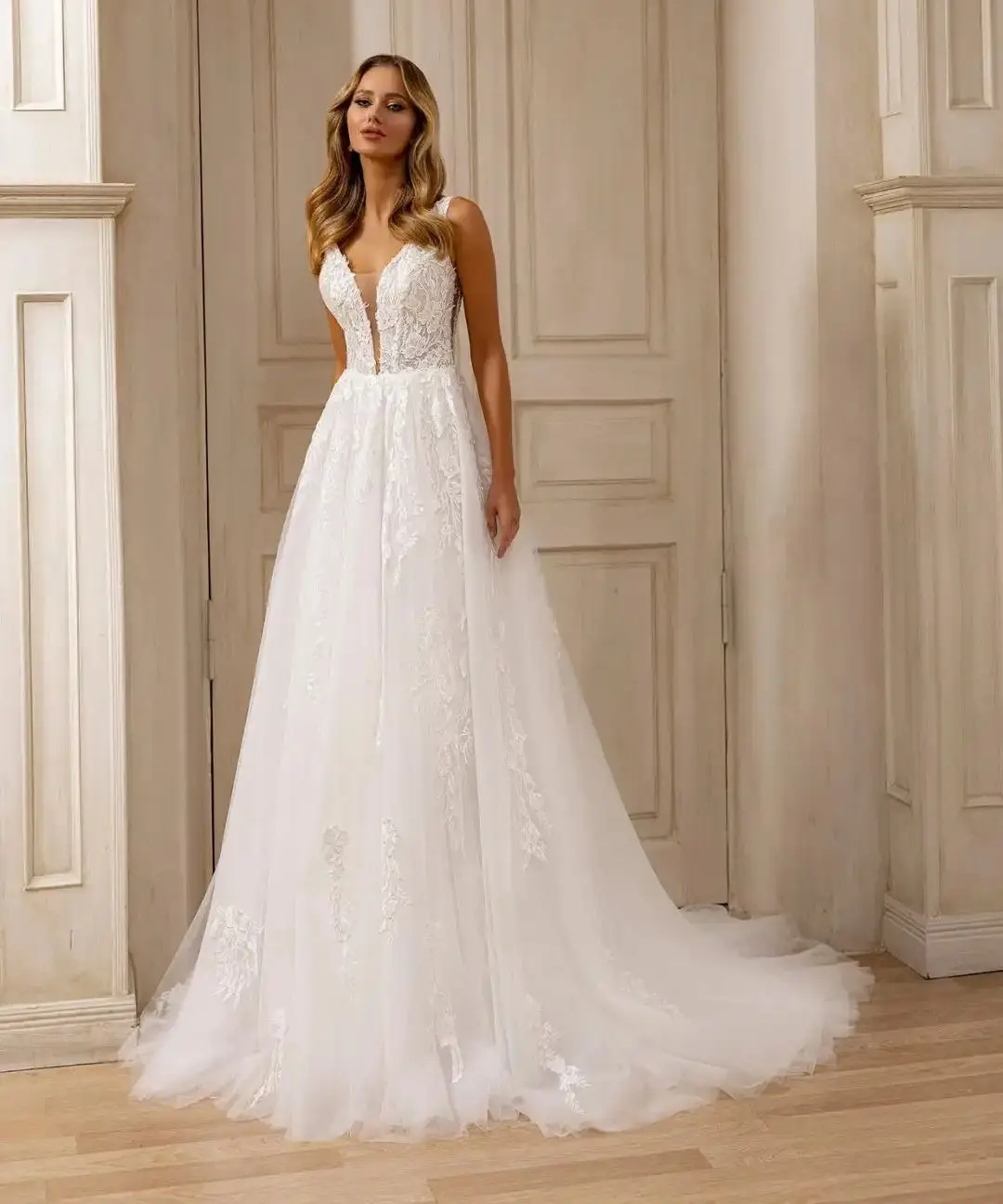 

Tulle V-neck Spaghetti Straps Brides Wedding Dresses Customized Backless A-line Appliques Formal Party Dress Elegant Bridal Gown