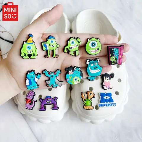 16pcs 디즈니 괴물 대학 PVC 구두 매력 나막신 핀 구멍 슬리퍼 장식 샌들 신발 액세서리