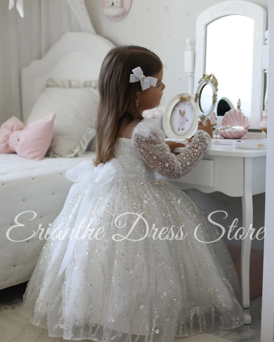 

Customized Sparkling White Flower Girl Dress for Wedding Sequins Tulle with Bow Kids Birthday Party First Communion Ball Gowns
