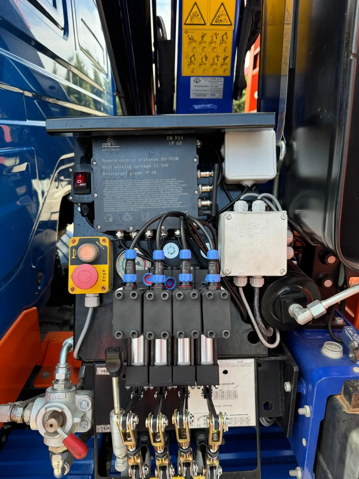 

Wireless Remote-Controlled Crane Lifting, a New Chapter for Truck Operations/4 Functions/12V, 24V/waterproof/