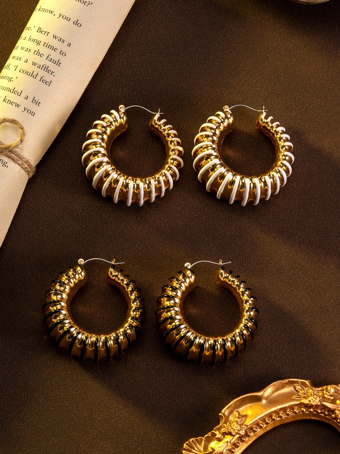 1 Pair of Vintage Fashion Simple Black and White Striped Hoop Earrings in a Niche Style with Gold Accents, Suitable for Women to Wear Daily or at Parties, and Can Be Given as a Gift