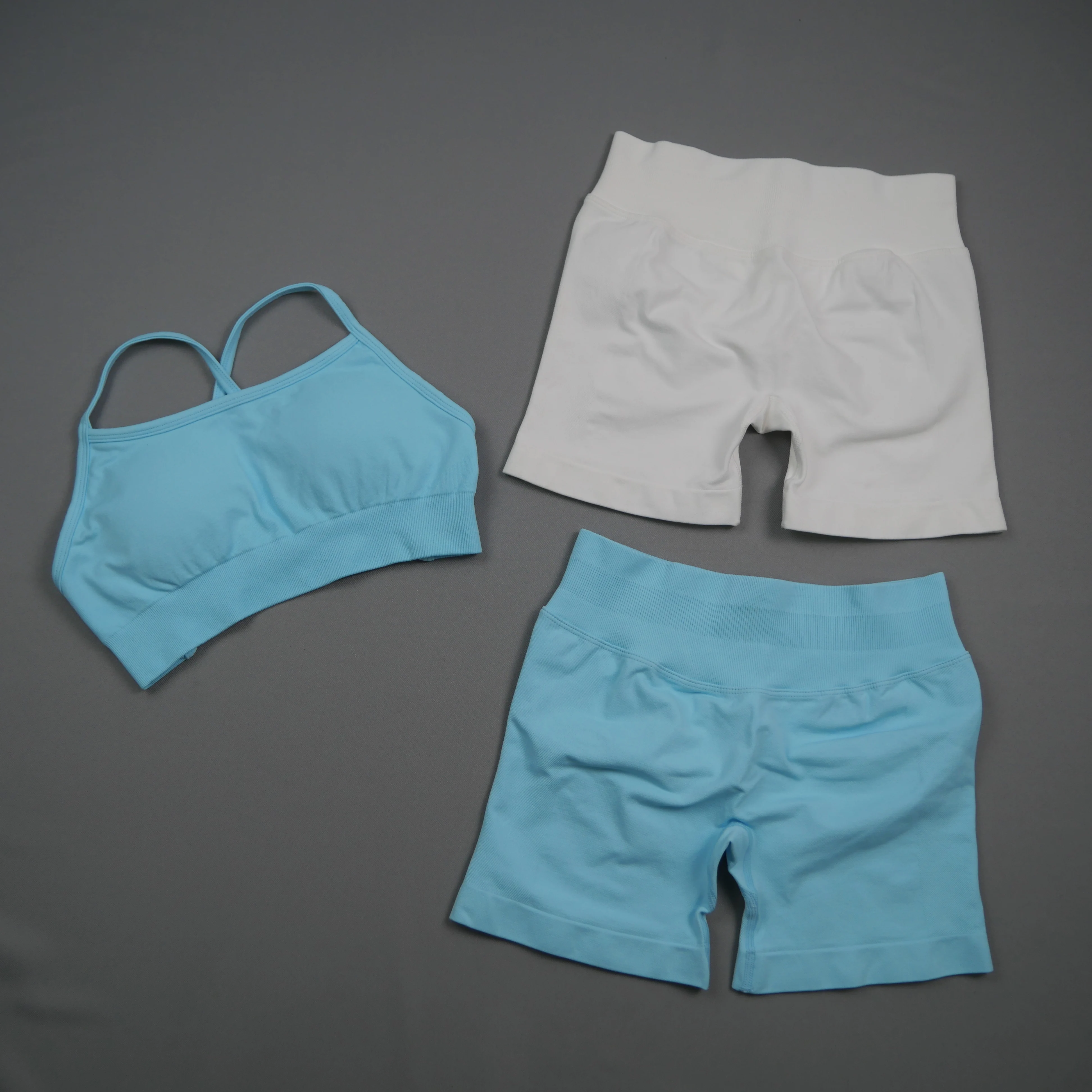 Nahtloses 2-teiliges Yoga-Set für Damen, Sport-BH mit überkreuzten Trägern, Shorts mit hoher Taille, gerippt, Bauchkontrolle, weiches, dehnbares Gym-Workout-Outfit – Detail 6