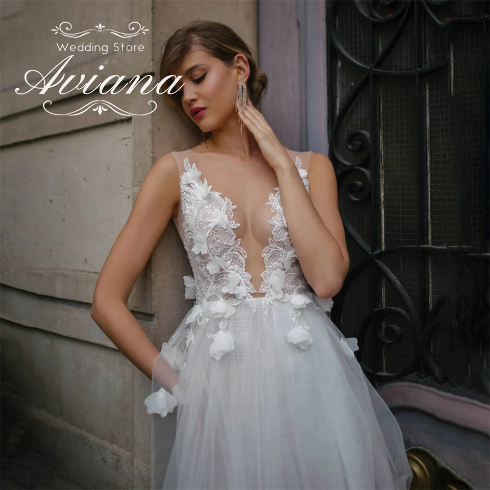 Aviana Maßgeschneidertes Brautkleid in A-Linie mit tiefem V-Ausschnitt und hohem Schlitz, Spitzenstickerei, Blumenapplikationen, Perlen, Sweep-Zug, Tüll, rückenfrei