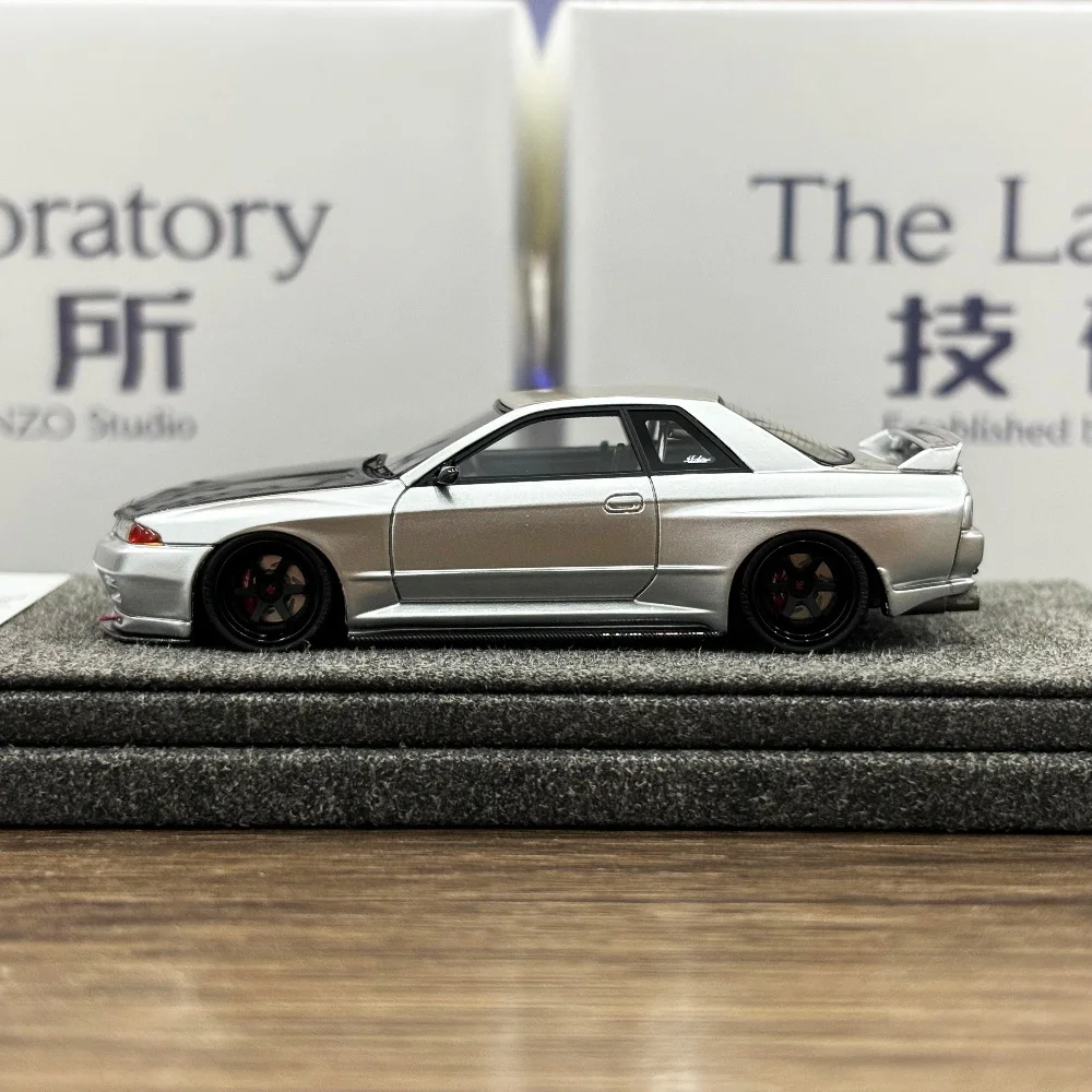 Le laboratoire 1:64 Garage actif à corps large R32 argent couverture en carbone résine modèle de voiture en 2025