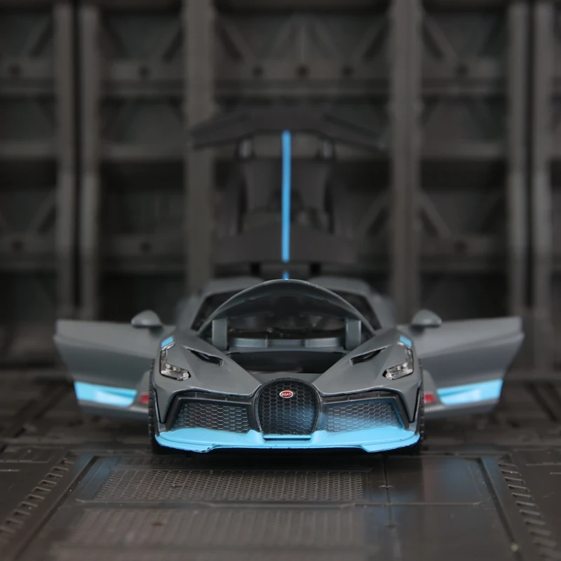 1:32 Bugatti Divo modelo de coche de aleación, puertas y capó de motor, el maletero se puede abrir tiene funciones de sonido y iluminación simuladas